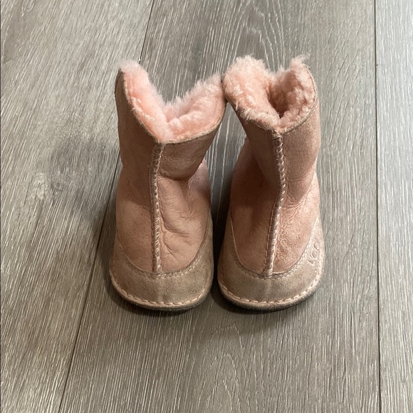 UGG Infant Toddler Sz S 5 Girls Pink Sheepskin Boots Winter Warm Sherpa Leather - Picture 2 of 8